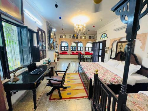 1 queen bed, 1 twin bed, 2 sofa beds