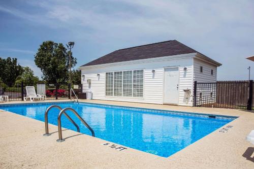 Swimmingpool, Quality Inn Waynesboro in Waynesboro (GA)