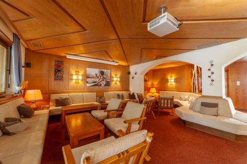 Koplietošanas atpūtas telpa ar TV, Hotel St. Pankraz in San Pancrazio Saint Pankraz