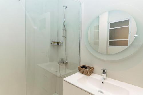 Athens downtown apartment 2bd-2ba, Афины (фото 9)