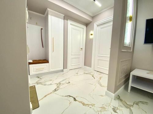 ApartPoltava NEW PALACE 2023 Вишукані апартаменти на Соборності Центр Готельні чеки in Poltava