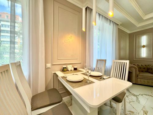 ApartPoltava NEW PALACE 2023 Вишукані апартаменти на Соборності Центр Готельні чеки in Poltava