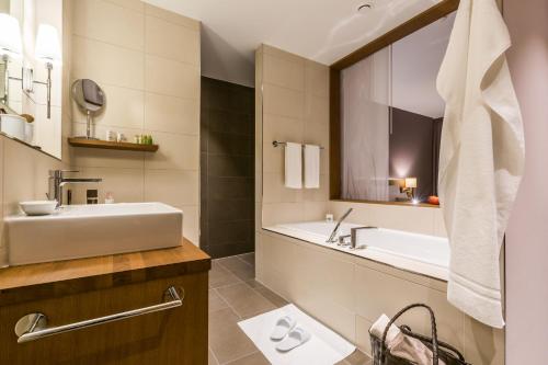 room detail thumbnail 2