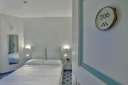 Double Room with Balcony image 4