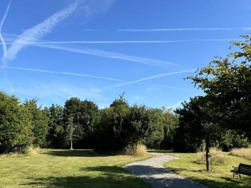 Surrounding environment, Hookwood Lodge in London