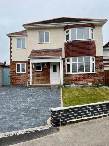 Charming 3-Bedroom House with Private Garden gîte à louer Redhill Common