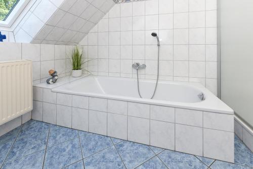 Fürdőszoba, Ferienwohnung Zur Kuhweide in Neuschoo