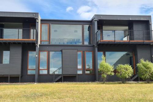 AMAZING 5-Star WATERFRONT RETREAT ON THE RIVERWALK in Old Beach