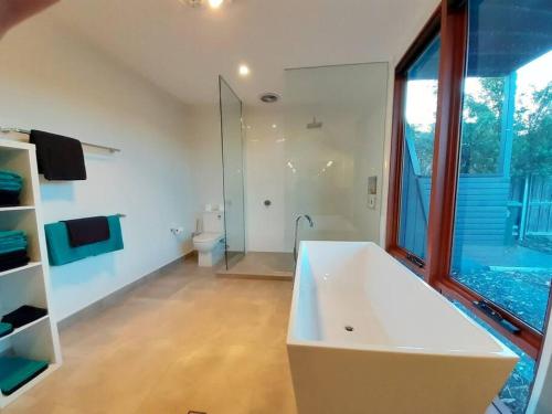 AMAZING 5-Star WATERFRONT RETREAT ON THE RIVERWALK in Old Beach