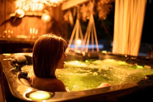Karstais baseins, Chambre d'hôte de charme piscine et jacuzzi privatisable, manoir, 1h Lyon (Chambre d'hote de charme piscine et jacuzzi privatisable, manoir, 1h Lyon) in Saint-Symphorien-de-Lay