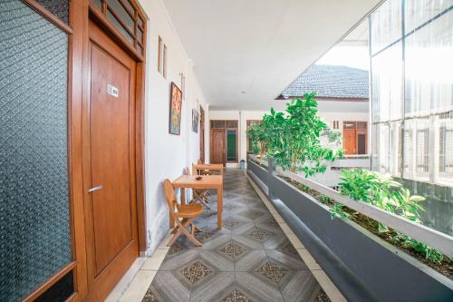Balkon/teras, Blok O International Guest House by MHM in Bandara Yogyakarta
