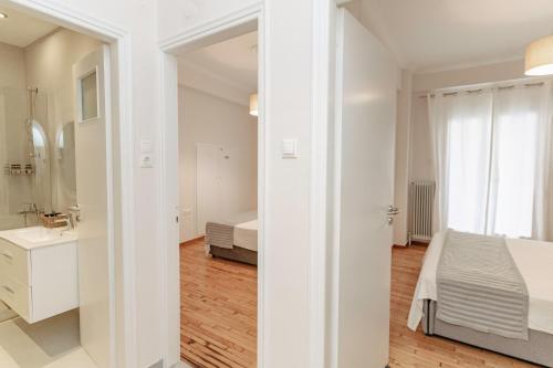 Athens downtown apartment 2bd-2ba, Афины (фото 3)