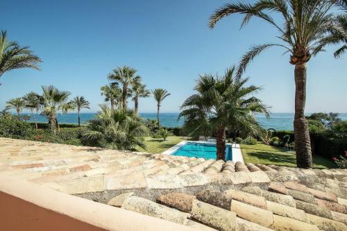 สระว่ายน้ำ, 1072 Beachfront El Paraiso Retreat with Pool & BBQ in ซาลาดิโย เบนามารา
