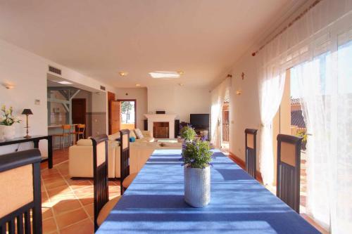 ห้องส่วนกลางสำหรับนั่งเล่น/ดูทีวี, 1072 Beachfront El Paraiso Retreat with Pool & BBQ in ซาลาดิโย เบนามารา