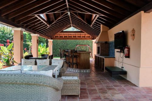 ระเบียง/ชานเรือน, 1072 Beachfront El Paraiso Retreat with Pool & BBQ in ซาลาดิโย เบนามารา