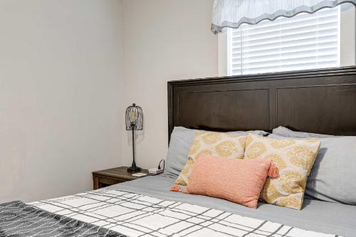 Grand2 4BR family home in Scotts Addition in Richmond, USA