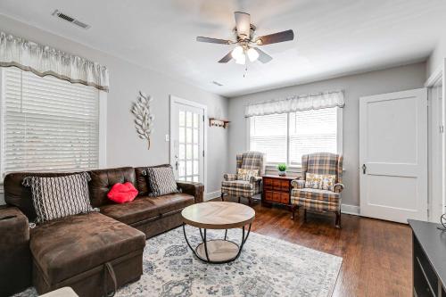Grand2 4BR family home in Scotts Addition in Richmond, USA