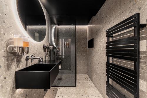 Luxury Residence in old Marais with Patio Sauna Fitness and AC - image 4