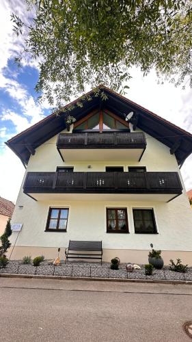 Idyllische Ferienwohnungen Hofblick Balkonterrasse WG 2 Hofblick WG 1 ohne Terrasse - Hohenfels