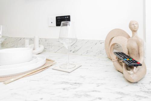 Stylish Studio Chic & Airy in Lister Gate - Tap to explore photos