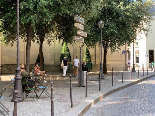 Luxury Residence in old Marais with Patio Sauna Fitness and AC - image 9