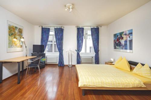Standard Double Room with Shared Bathroom image 1