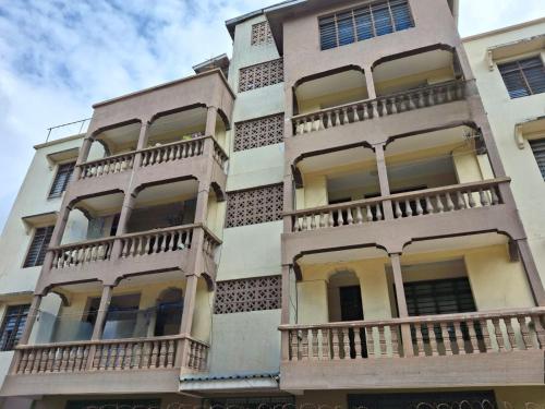 Olulu Place, Frere Town