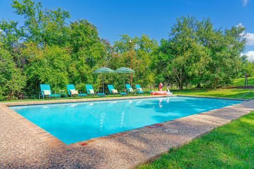 A Secret Texas Hideaway pool + hot tub sleeps 6 in Fredericksburg, USA
