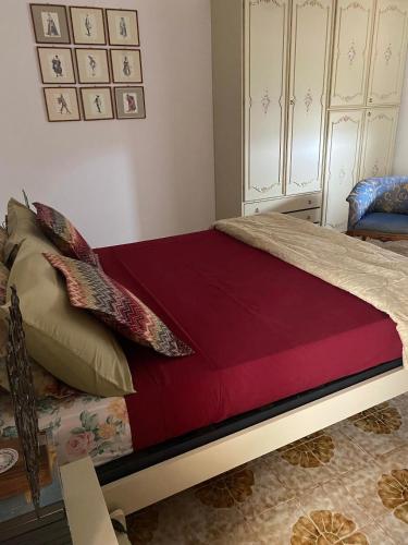 1 queen bed, 2 twin beds, 2 sofa beds
