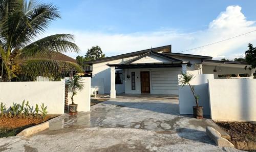 Exterior view, JAMBU MANIS STAY- Business Traveller Friendly, Family Comfort, Kuala Berang- Free Netflix,Wifi in Kuala Berang Town