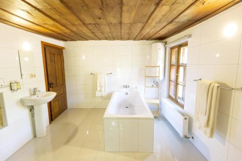 Little River Guest House - image 8