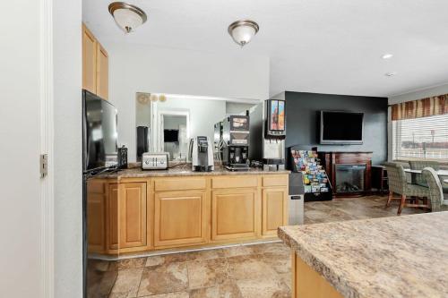 Travelodge by Wyndham Grove City / So. Columbus - image 2