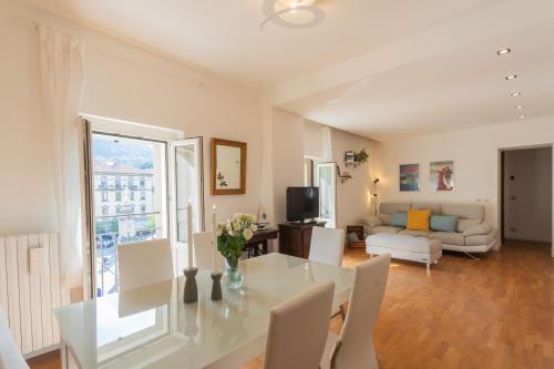 Two-Bedroom Apartment room in Linda Apartments by Rent All Como