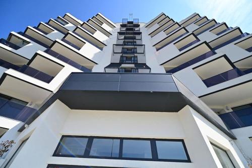 FLH - SIBIU - The Evolution LUXURY Apt - 2 Bedrooms, 1 Livingroom, 2BA with 3 ACs Units and Panoramic view - Sleeps 6 - Shopping City Mall, Şelimbăr (fotografie 3)