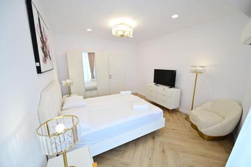 FLH - SIBIU - The Evolution LUXURY Apt - 2 Bedrooms, 1 Livingroom, 2BA with 3 ACs Units and Panoramic view - Sleeps 6 - Shopping City Mall, Şelimbăr (fotografie 8)