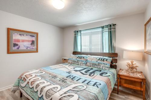 Relaxing Coastal Escape 450 Feet to the Beach - image 10