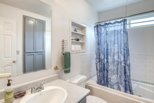 Relaxing Coastal Escape 450 Feet to the Beach - image 7