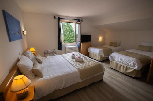 1 double bed, 2 twin beds