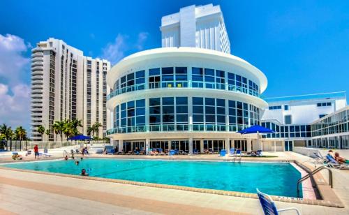 BayView Intracoastal Studio with Pool and Direct Beach Access, Free Parking in Miami Beach, USA