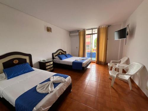 1 double bed, 2 twin beds