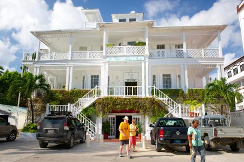 Vista exterior, The Great House Inn in Belice