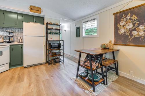 Peaceful Brookside Getaway about 10 Mi to Okemo Slopes! in Chester, USA