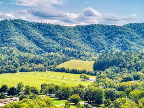 Riverside Mountain Retreat in Sevierville, USA