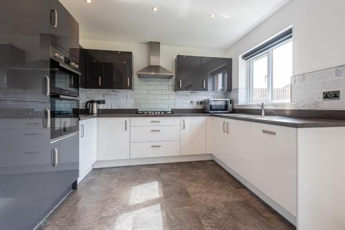 Stylish new build 4 bedrm house near Cheshire Oaks gîte à louer Carston