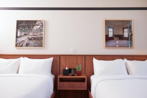2 queen beds