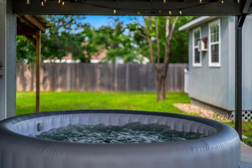 Serene Family Retreat King Beds Pool Hot Tub and Games in Cedar Park, USA