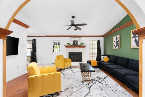 Serene Family Retreat King Beds Pool Hot Tub and Games in Cedar Park, USA