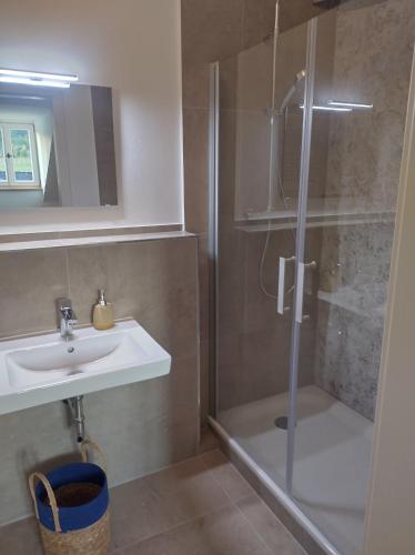 Bathroom, Etzauer Muhle im Taunus, Apartment mit Balkon in Weilrod