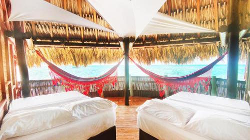 Facilities, Casa en el agua in Isla Mucura