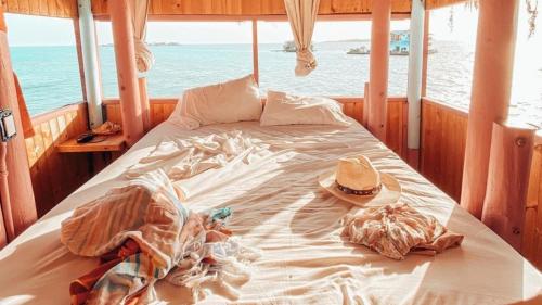 Facilities, Casa en el agua in Isla Mucura